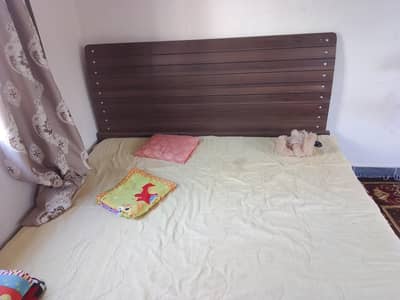 urgent selling without Matrrss 2 beds with 2 side tables