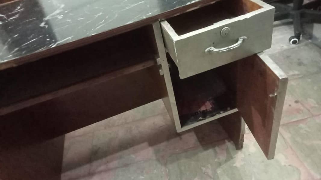 Computer table 1