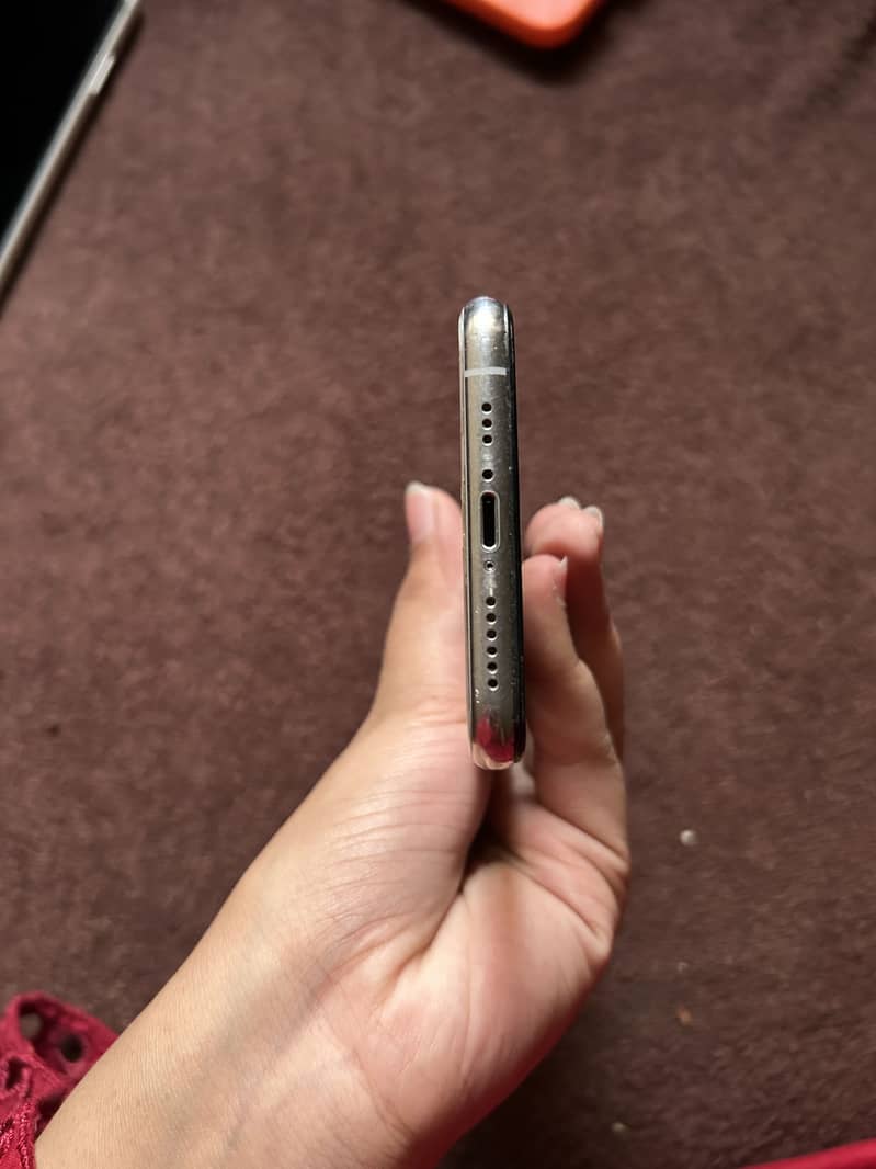 Apple iPhone XS 4
