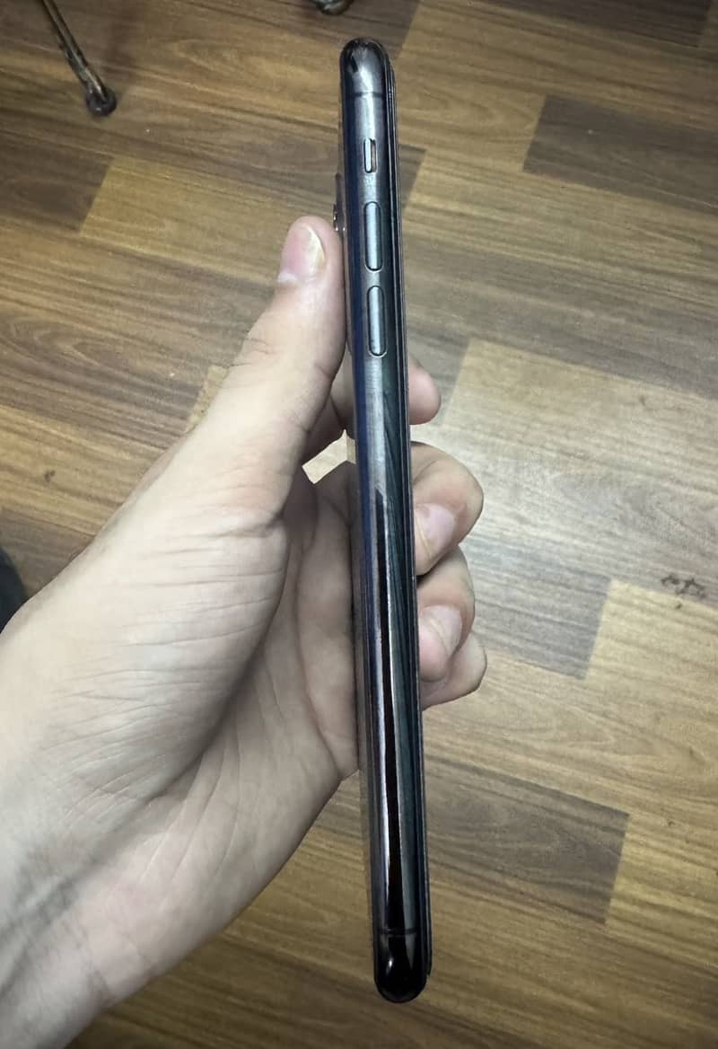 Apple iPhone 11 Pro Max 4