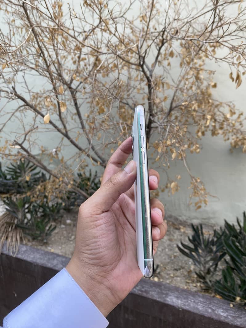 Apple iPhone 11 4