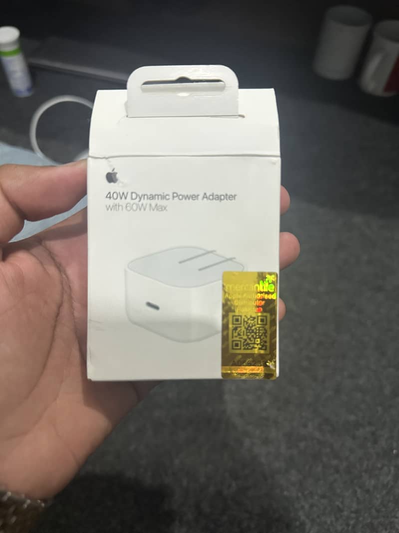 Apple 40W Dynamic power Adapter 1
