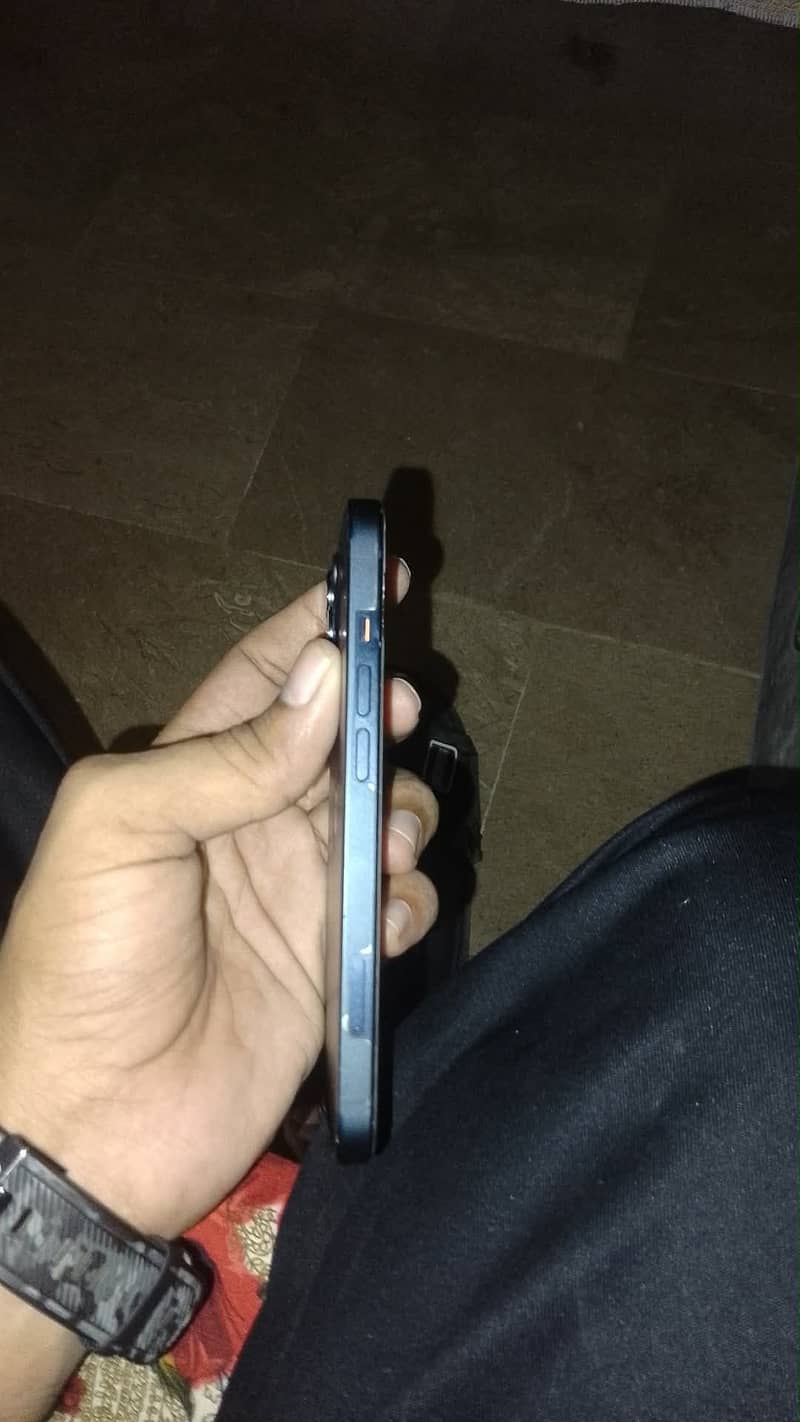 Apple iPhone 13 5