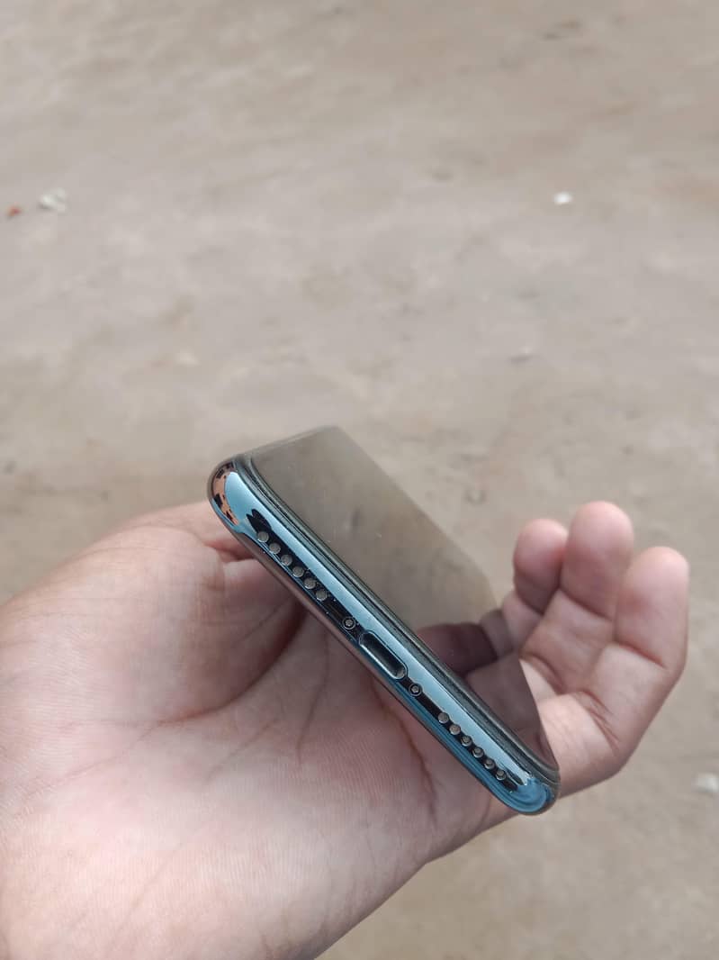 Apple iPhone X 4