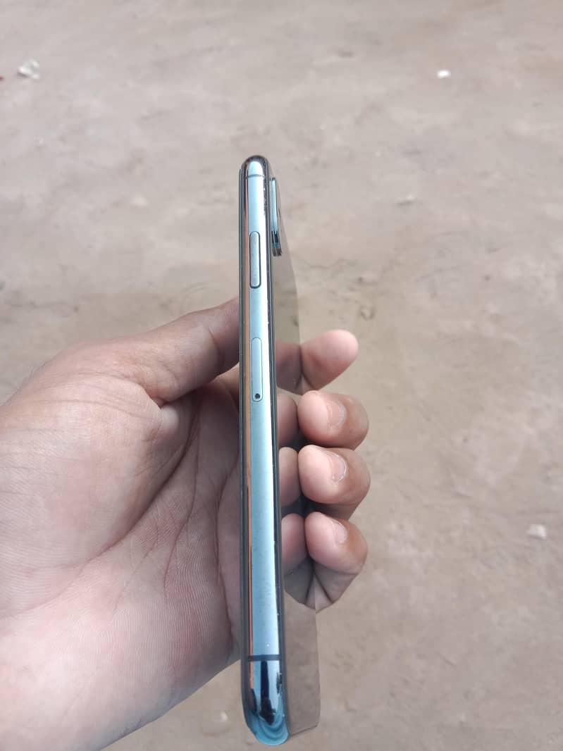Apple iPhone X 5