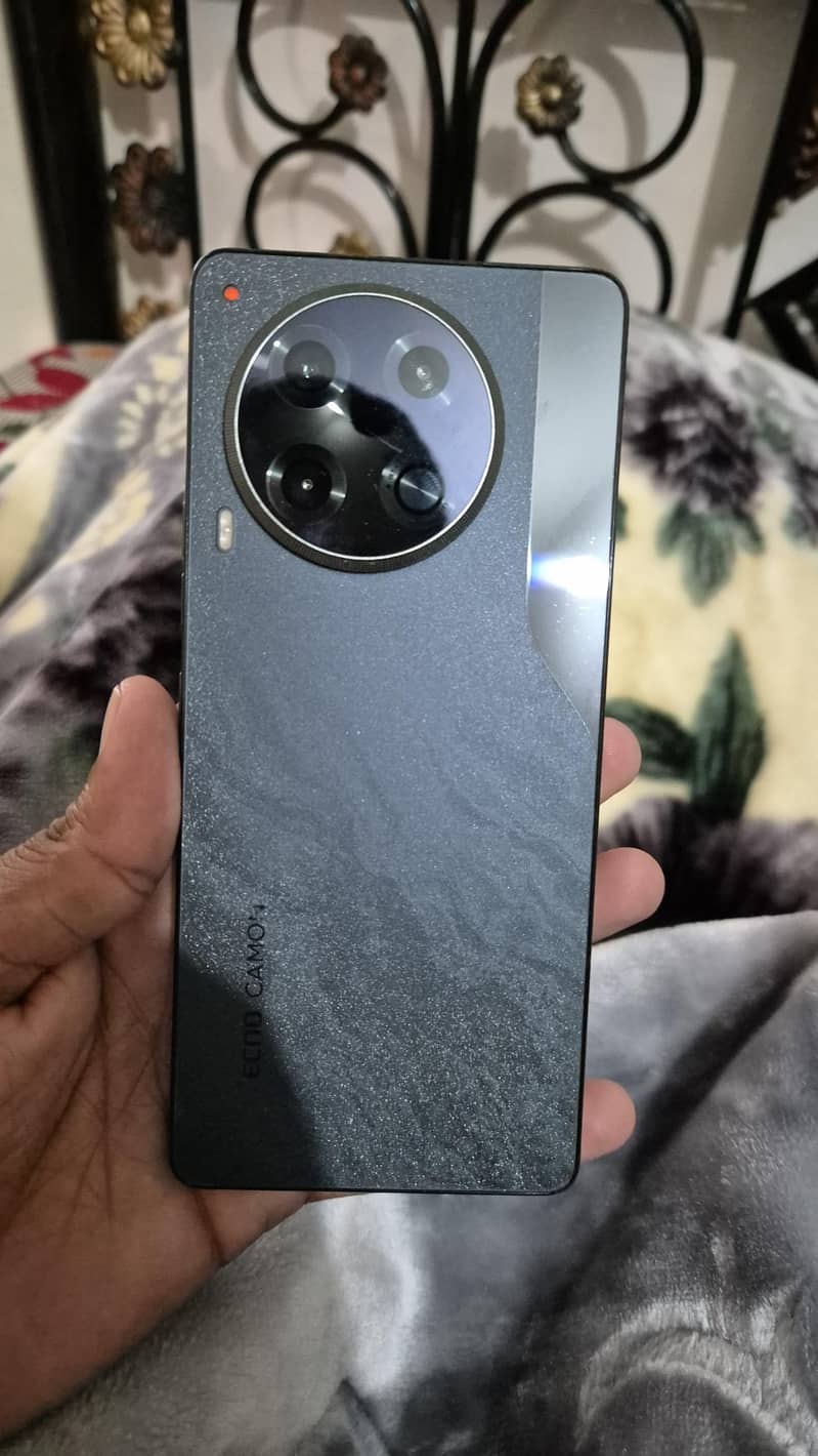 Tecno CAMON 30 0