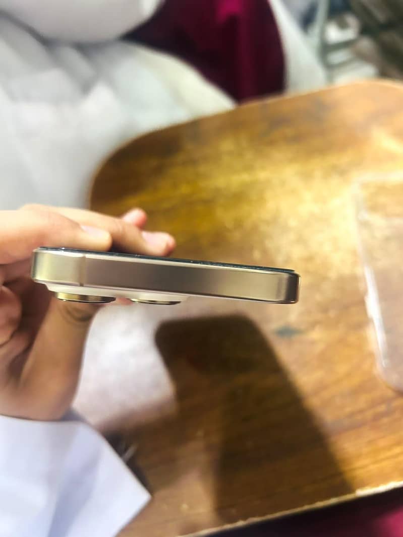 Apple iPhone 16 Pro 2