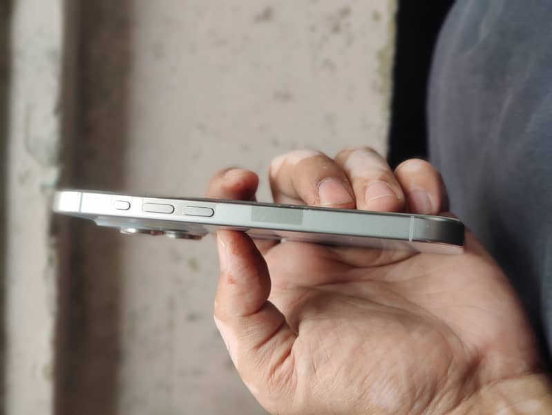 Apple iPhone 15 Pro 2