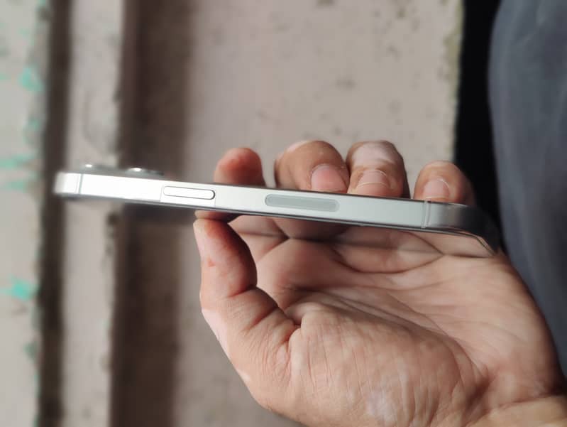Apple iPhone 15 Pro 3