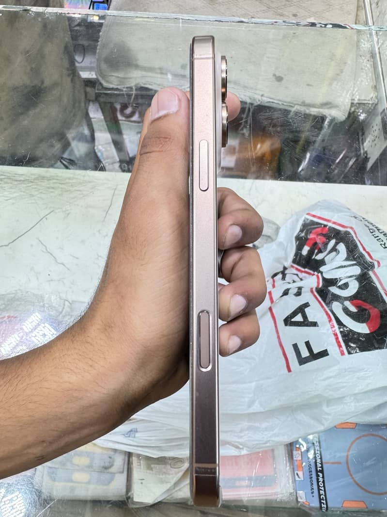 Apple iPhone 16 Pro Max 1