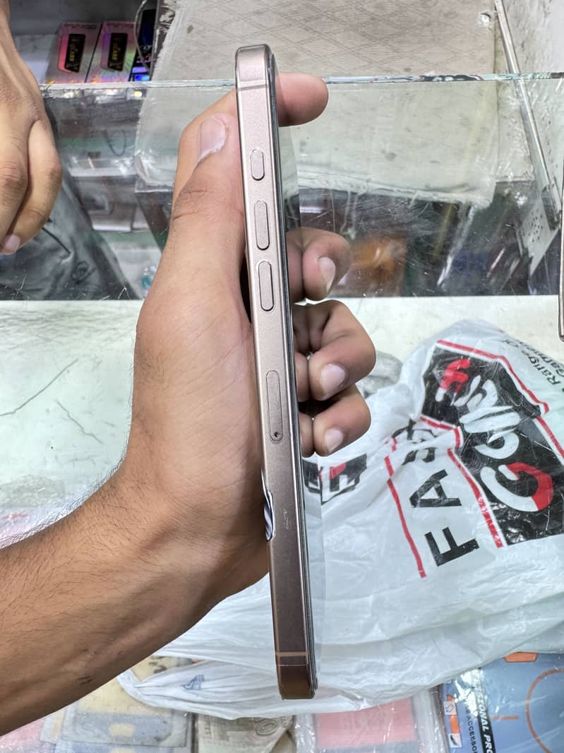 Apple iPhone 16 Pro Max 3