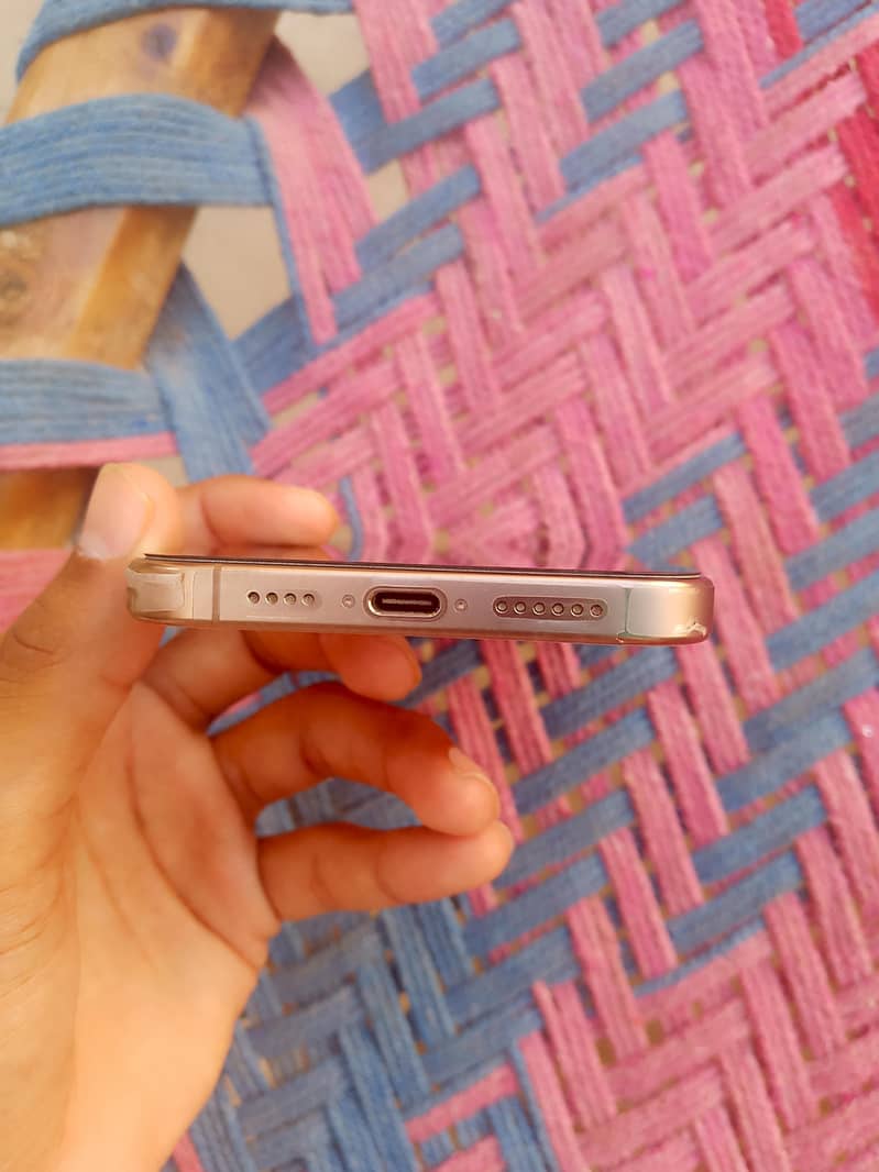 Apple iPhone 16 Pro Max 4
