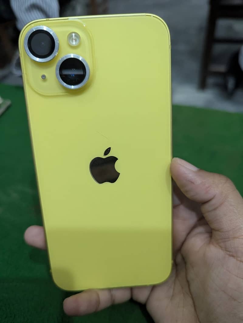 iPhone 15 12
