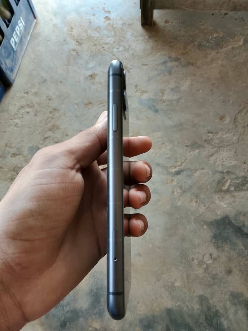 Apple iPhone 11 4