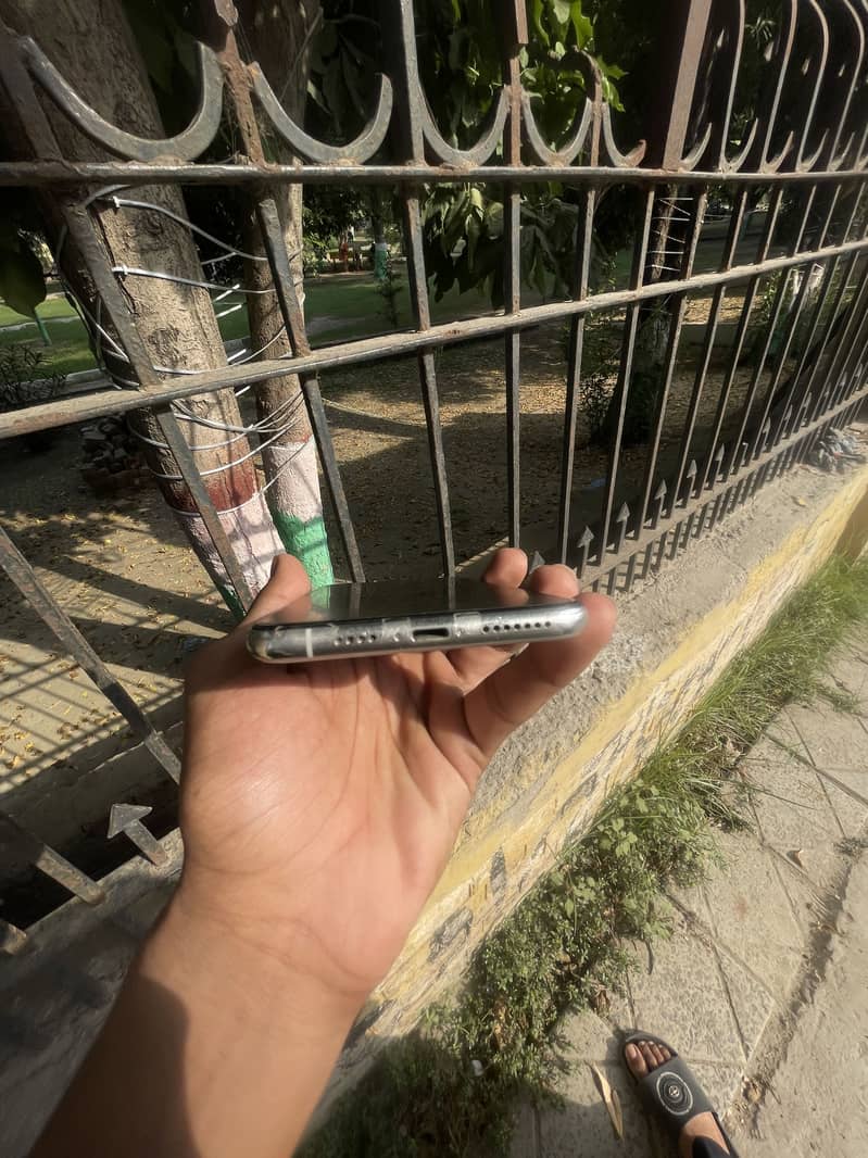 Apple iPhone XS Max 3
