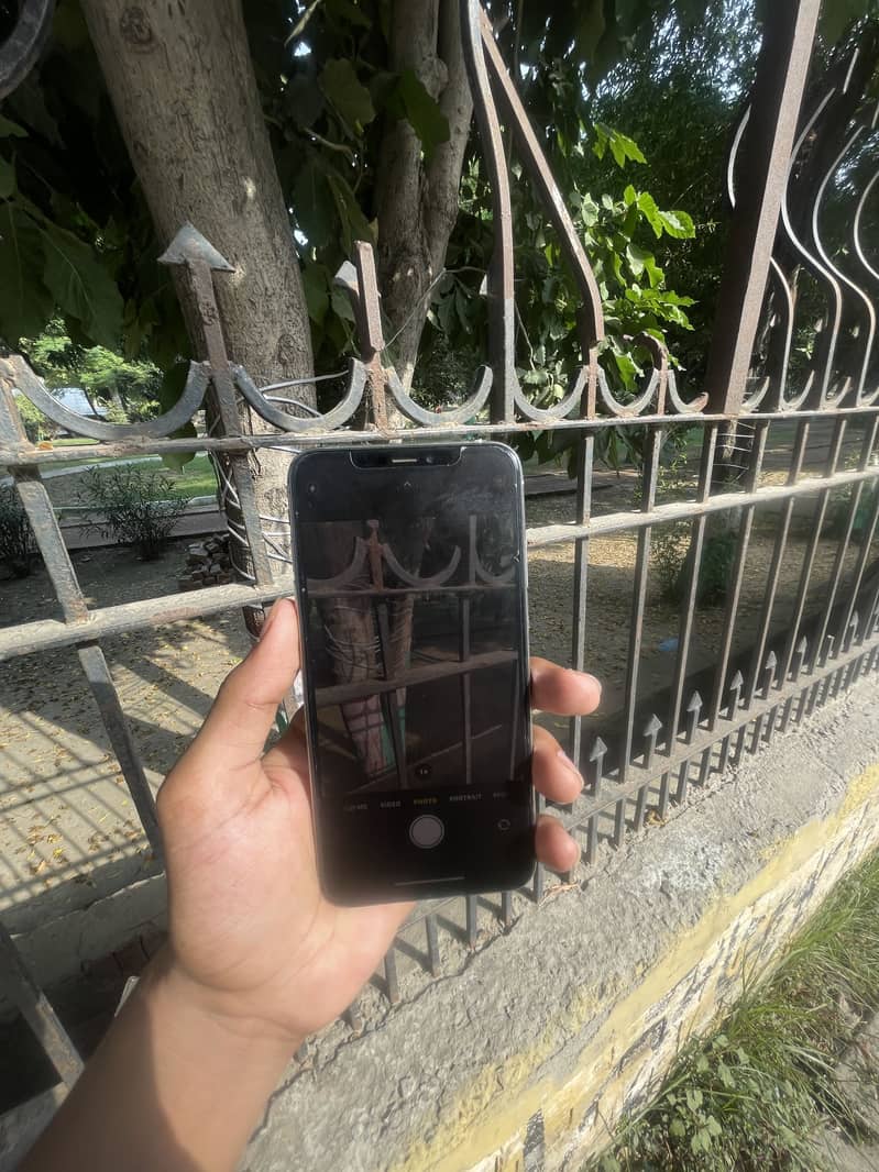 Apple iPhone XS Max 4
