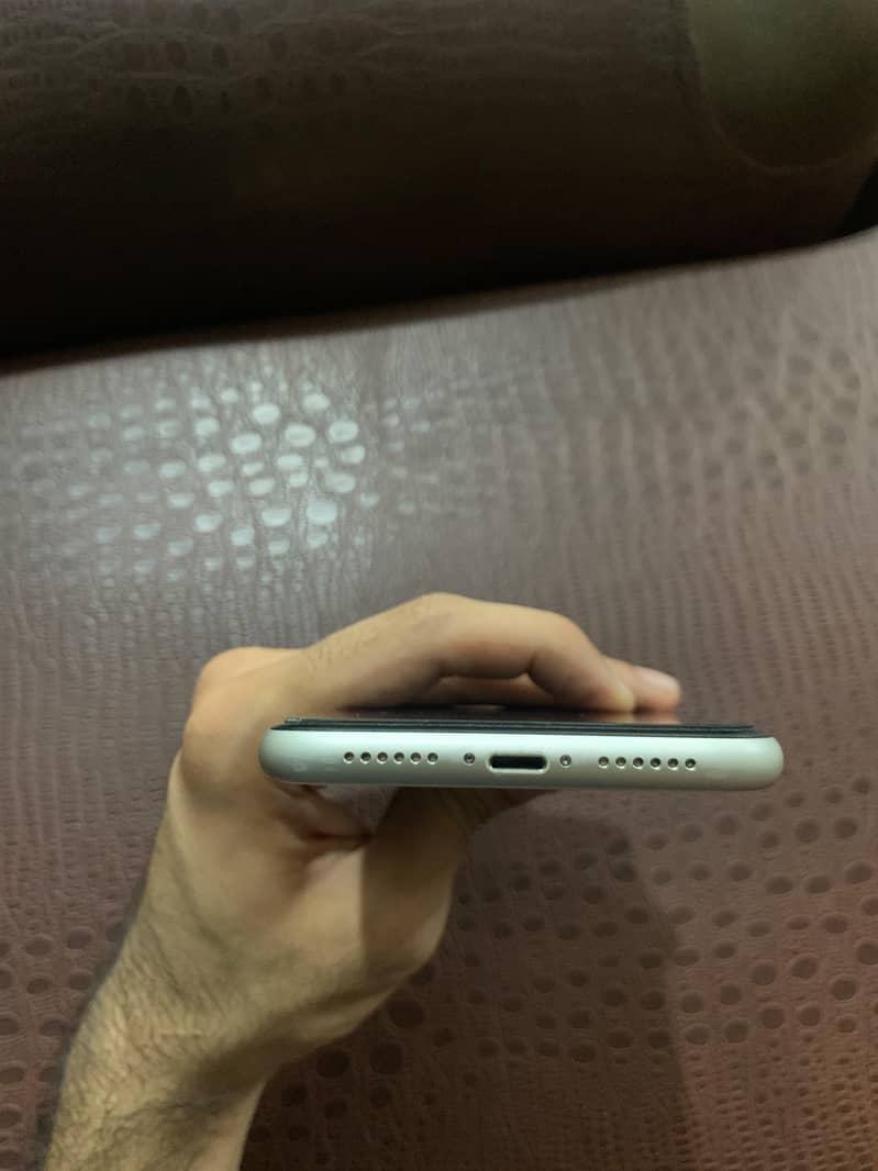 Apple iPhone 11 4
