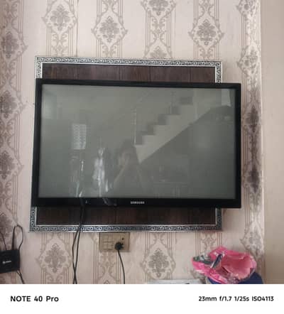 Smart LCD TV – YouTube, Netflix & Internet Enabled