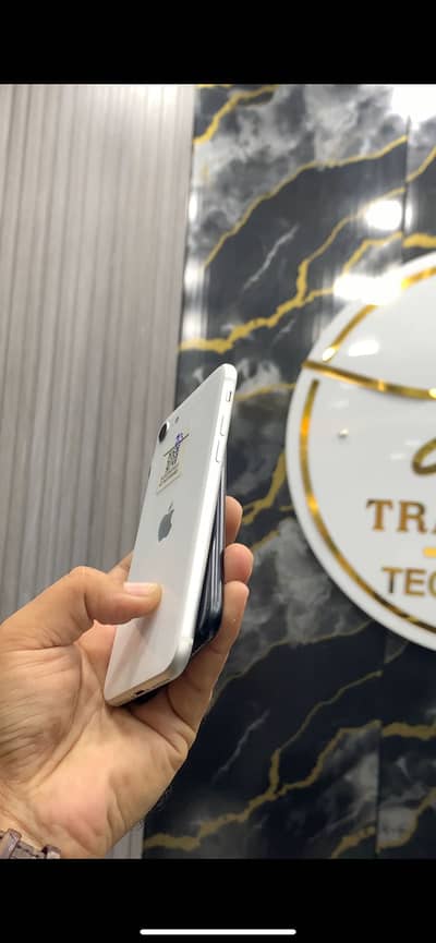 Apple iPhone SE