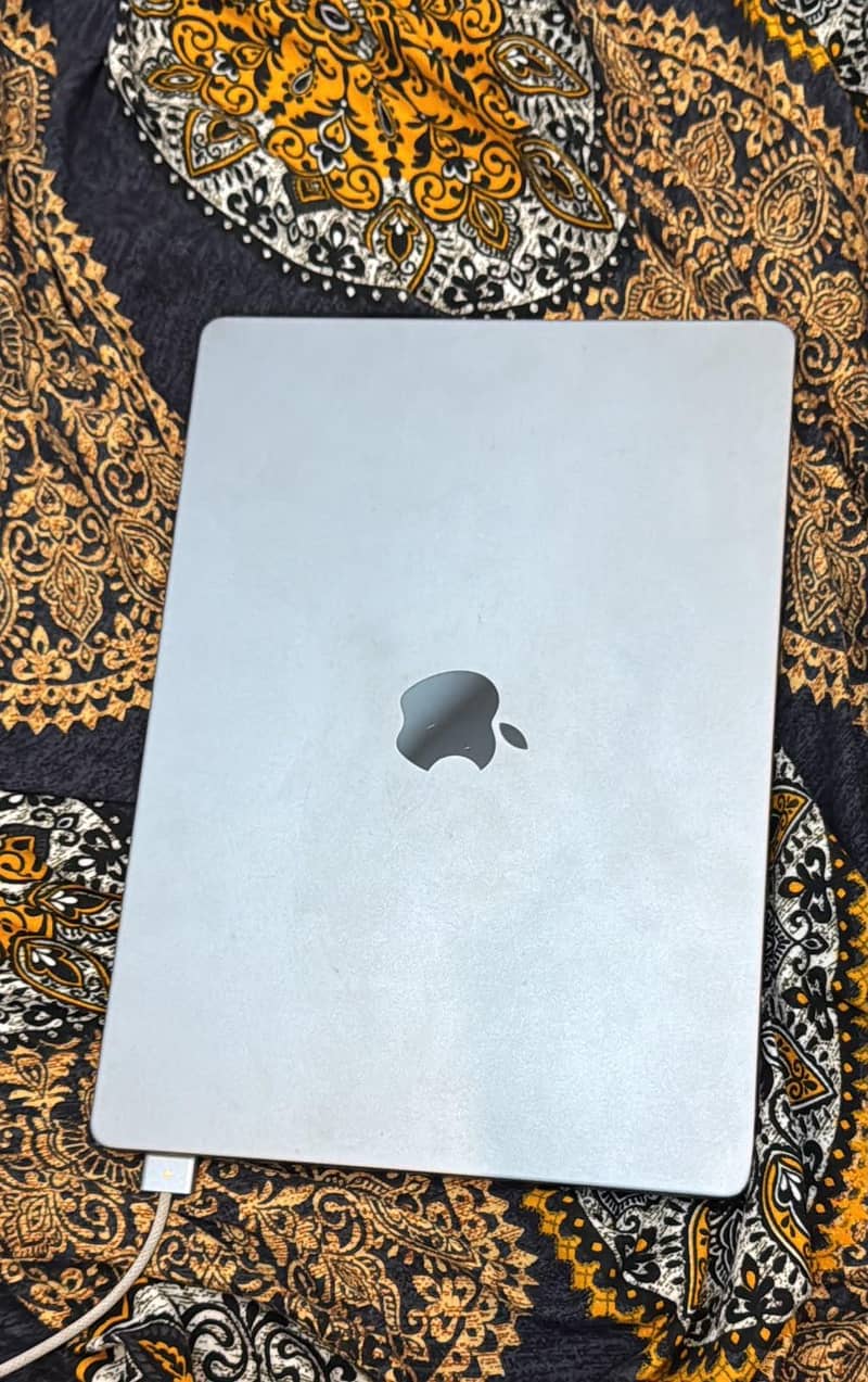 Apple mac M3 pro 4