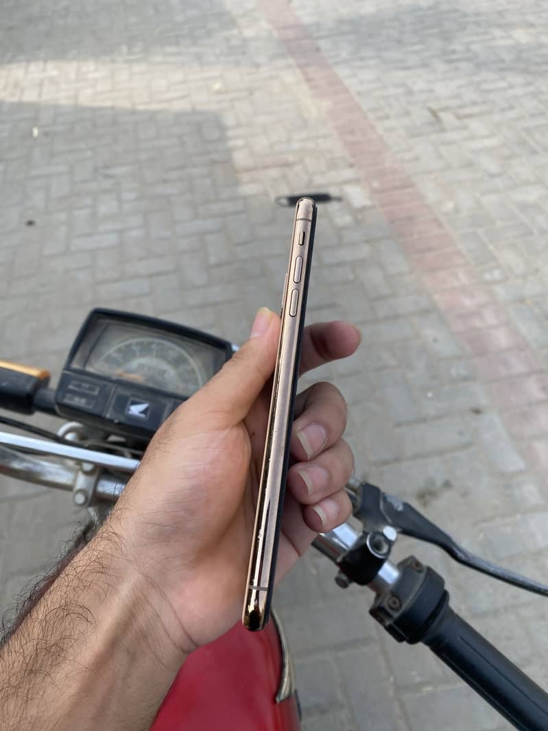 Apple iPhone XS Max 4