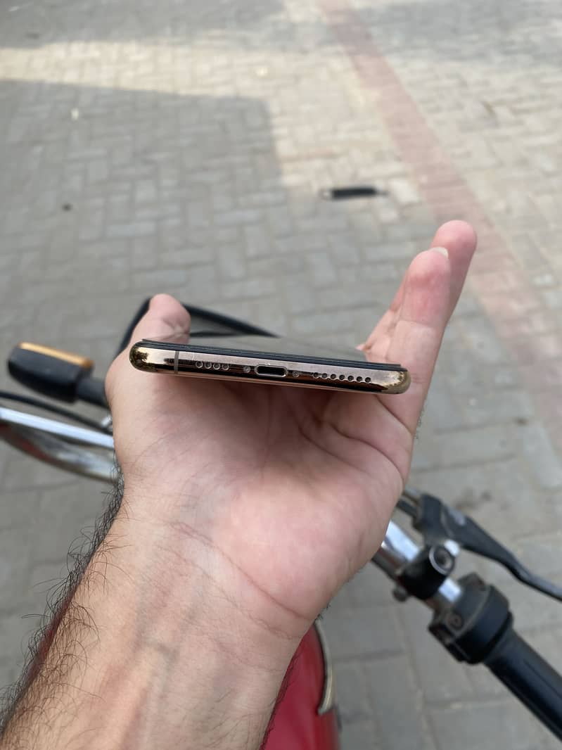 Apple iPhone XS Max 6
