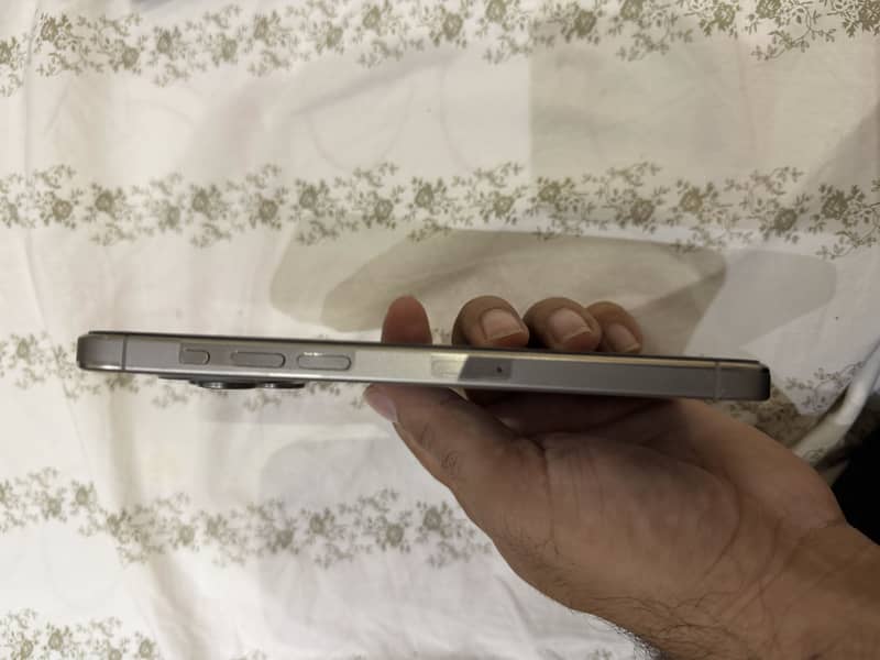 Apple iPhone 15 Pro Max 6