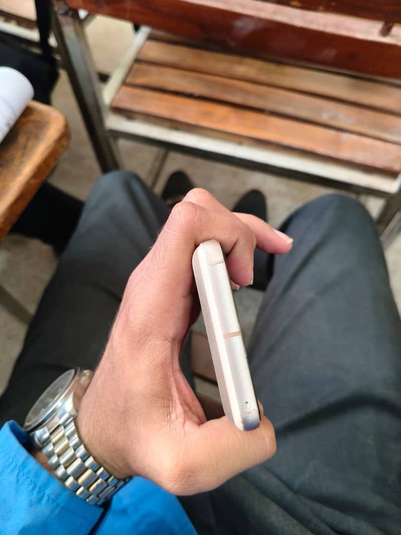 Google Pixel 8 4
