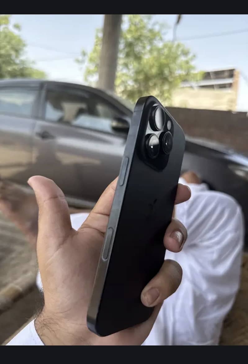 Apple iPhone 16 Pro 1
