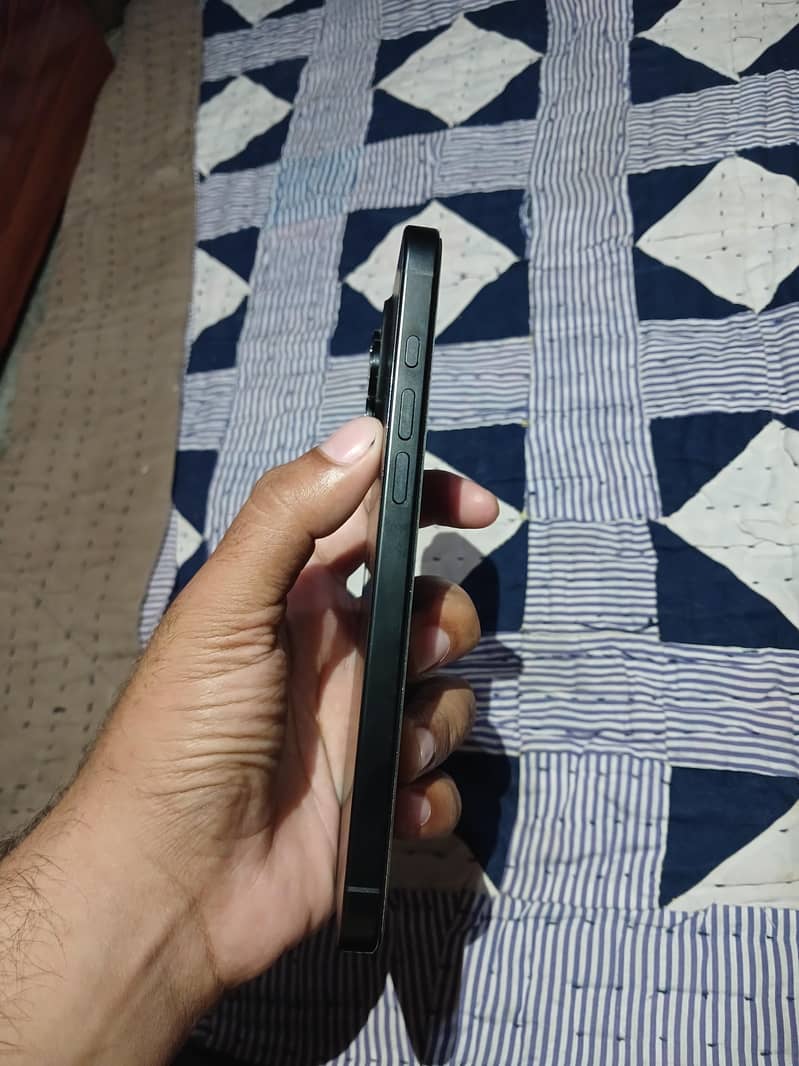 Apple iPhone 16 Pro Max 3