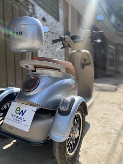 Mertro Three wheeler scooty in warranty