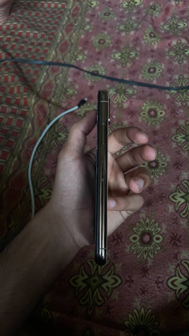 Apple iPhone XS 4