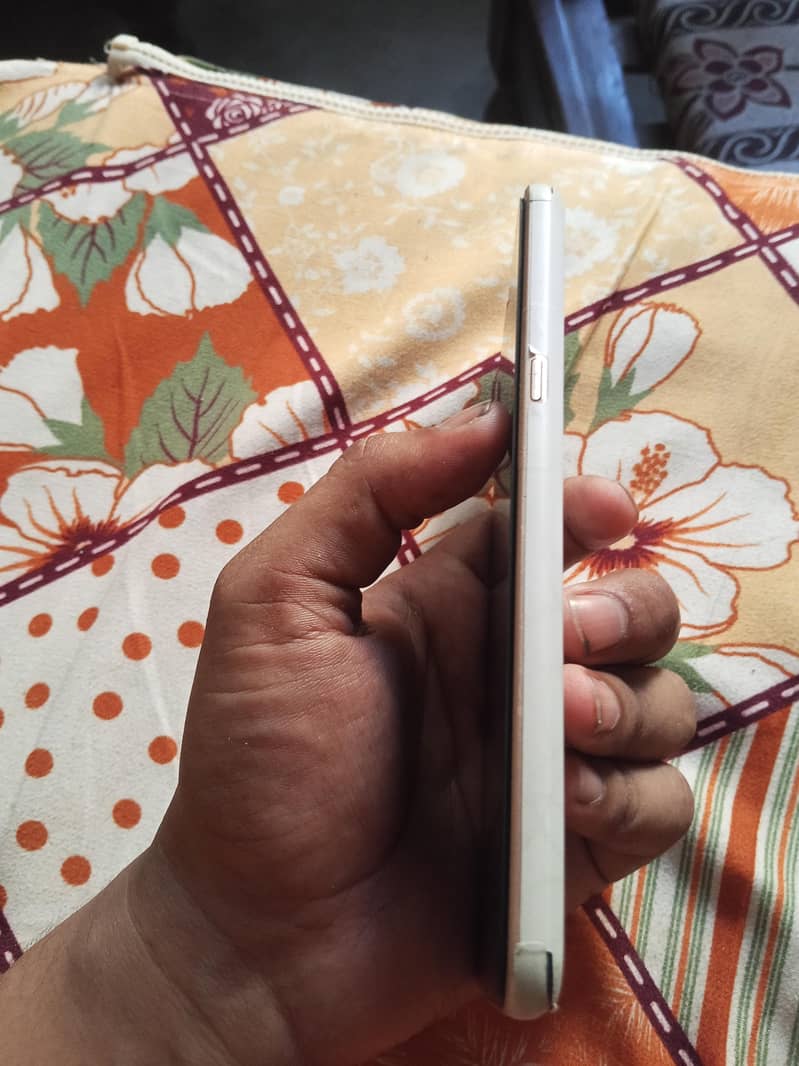 LG V60 2