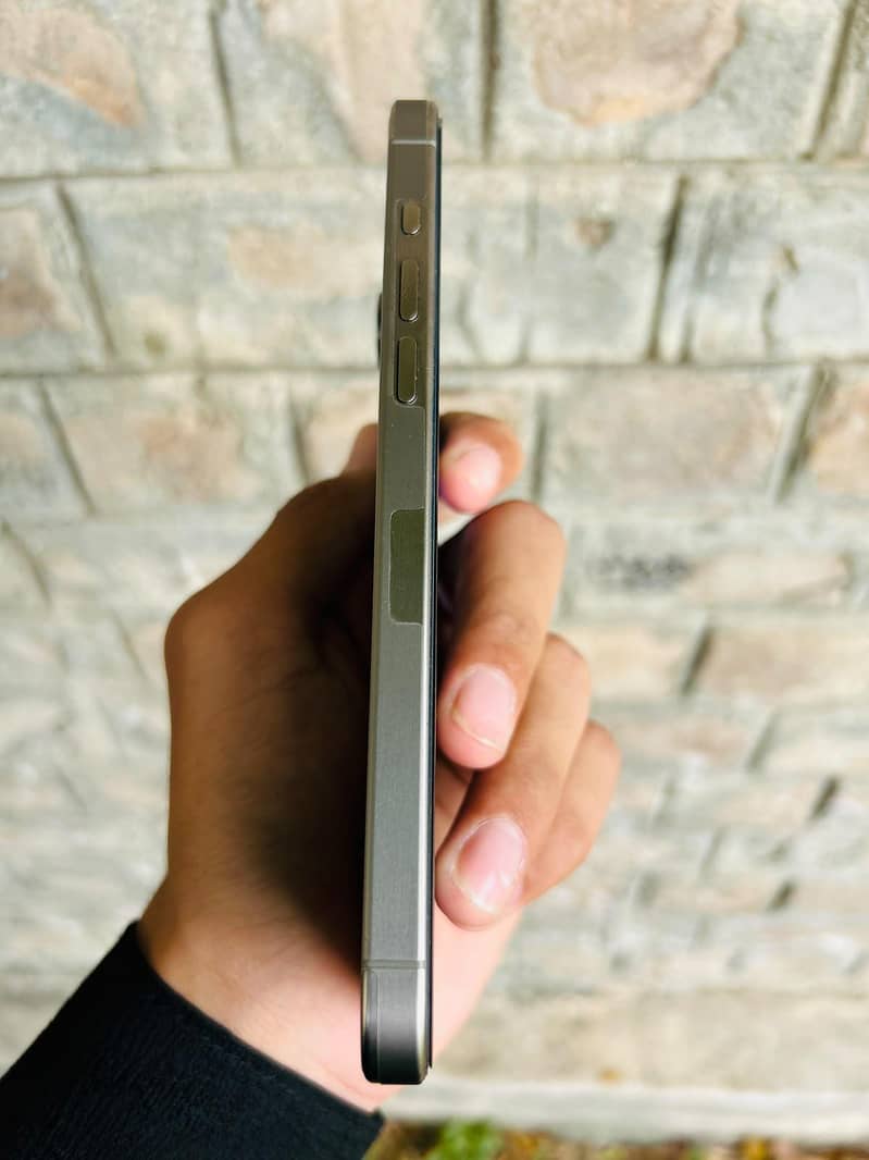 Apple iPhone 15 Pro Max 6