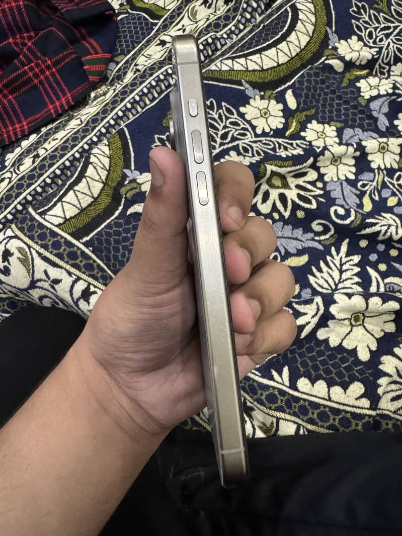 Apple iPhone 15 Pro Max 4