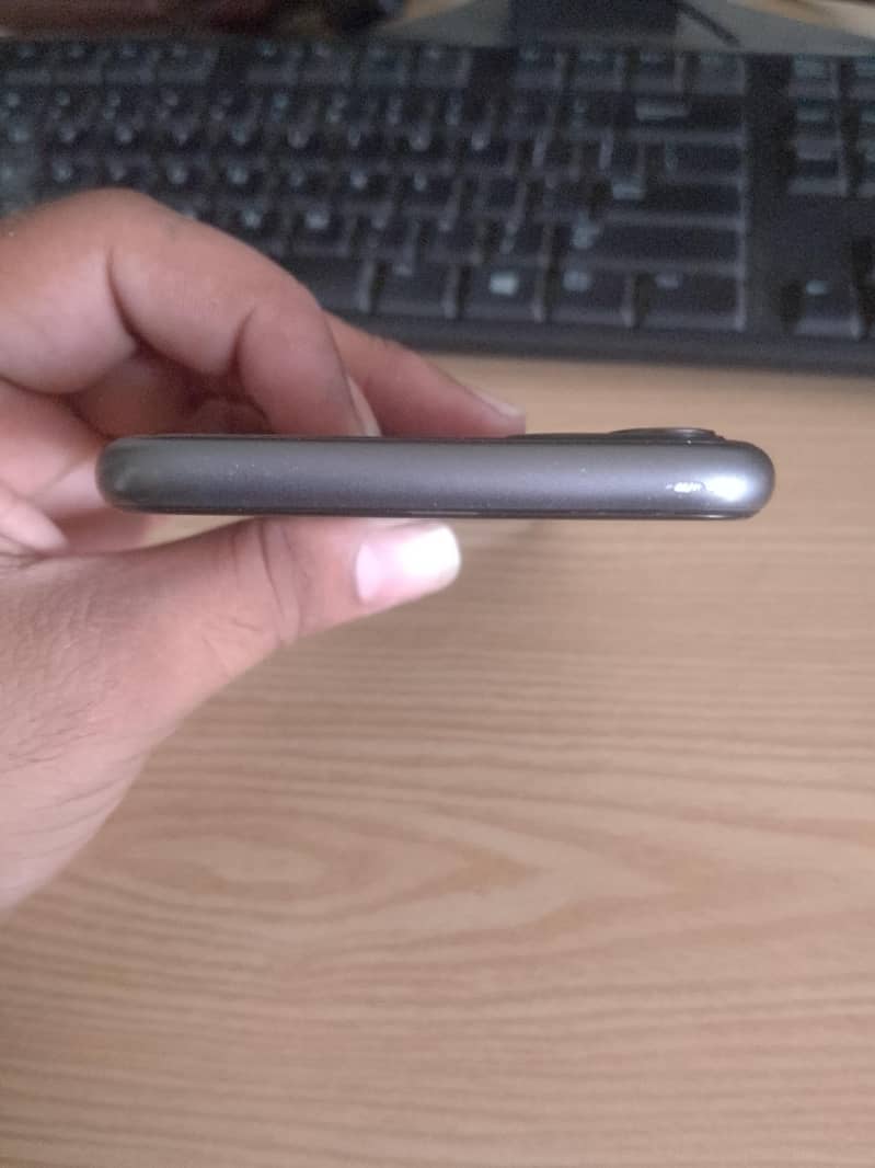 Apple iPhone 11 4