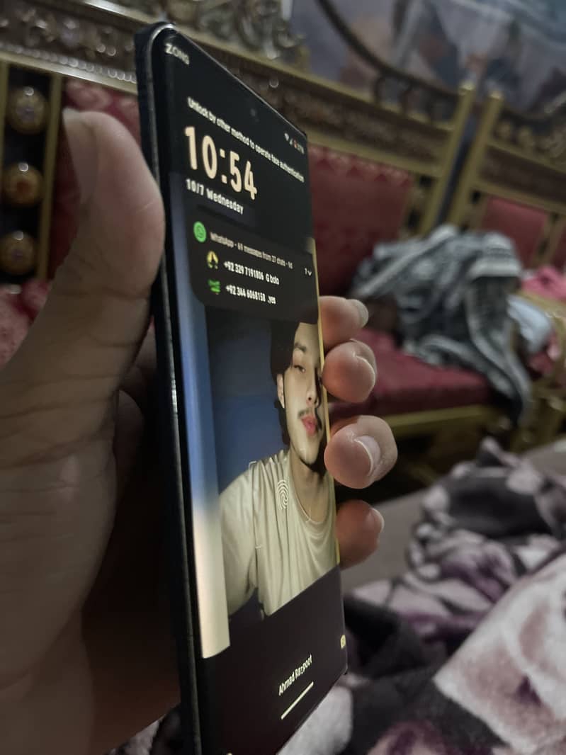 Sharp Aquos R6 1