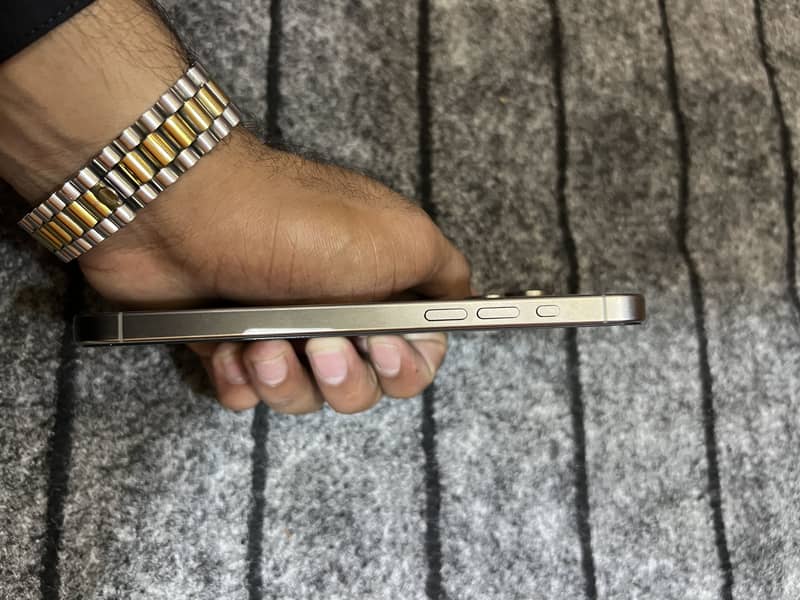 Apple iPhone 15 Pro Max 2