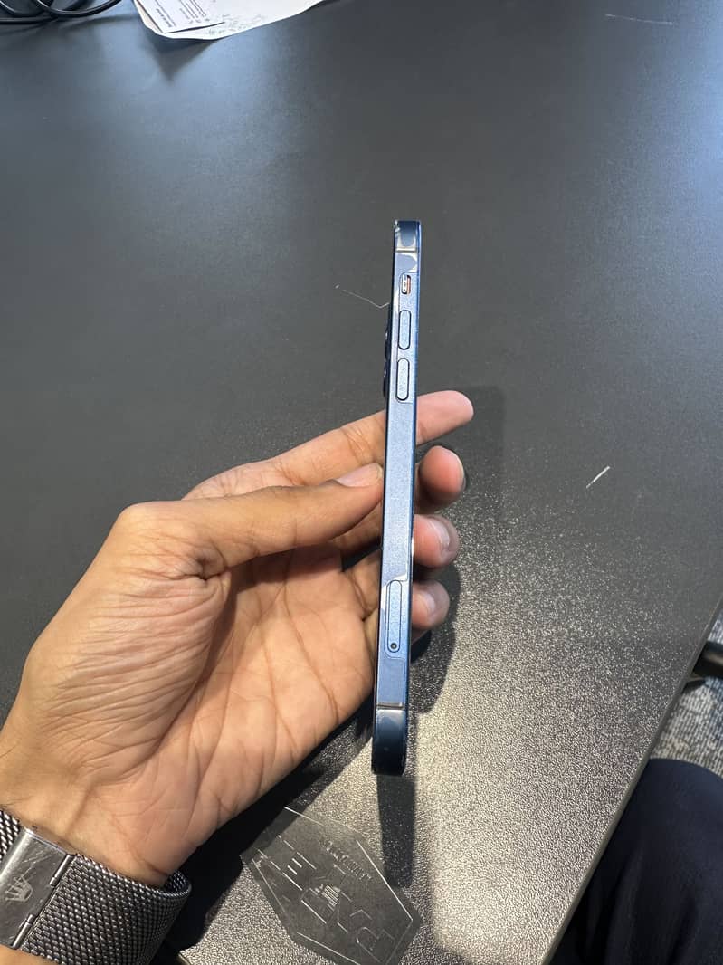 Apple iPhone 12 4