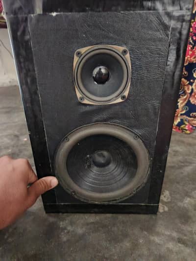 Bluetooth speaker hai mic bi lagta hai
