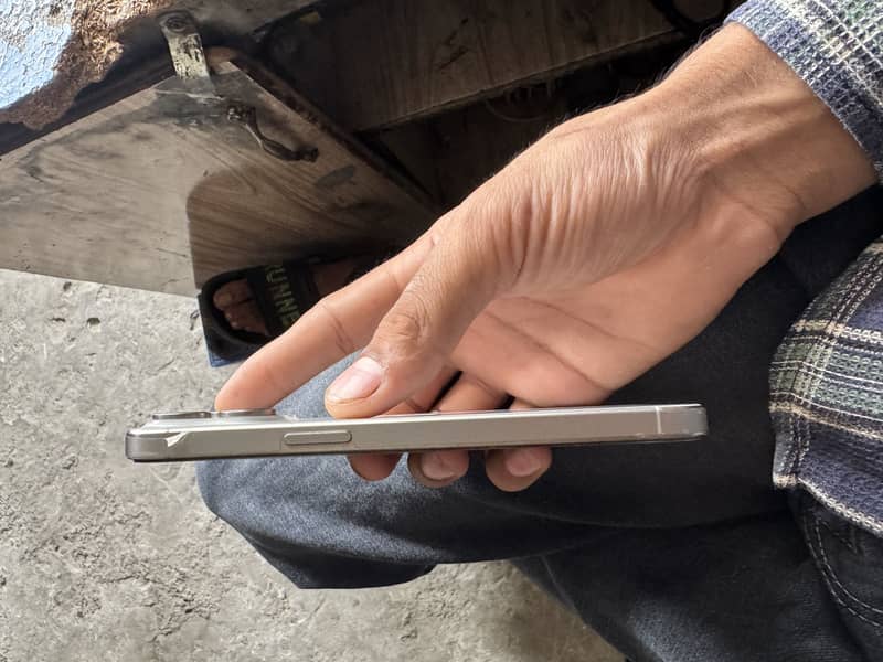 Apple iPhone 15 Pro Max 3