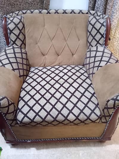 Spacious sofa set for urgent sale
