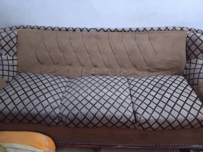 Spacious sofa set , urgent , Reasonable sofa set 1