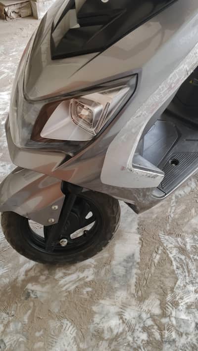 Metro Thrill Electric Scooty