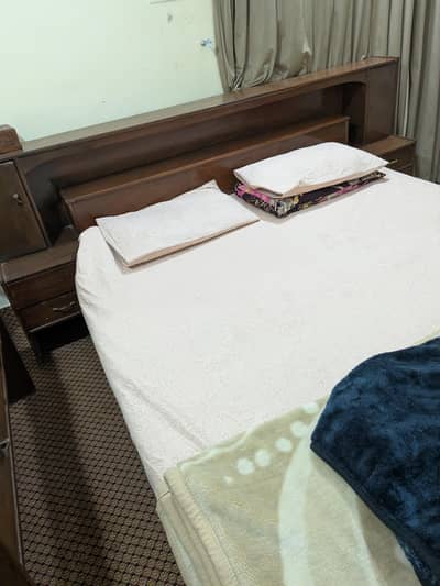 Original Dyar Wood bed with mirror dressing table