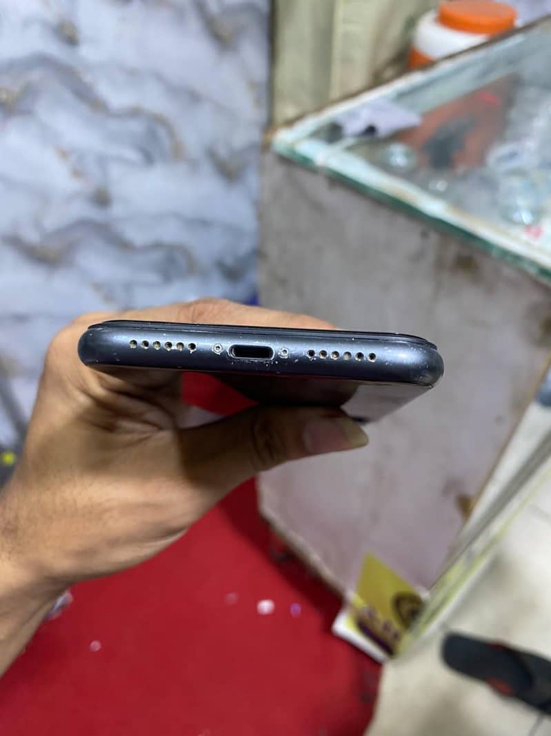 Apple iPhone 11 4