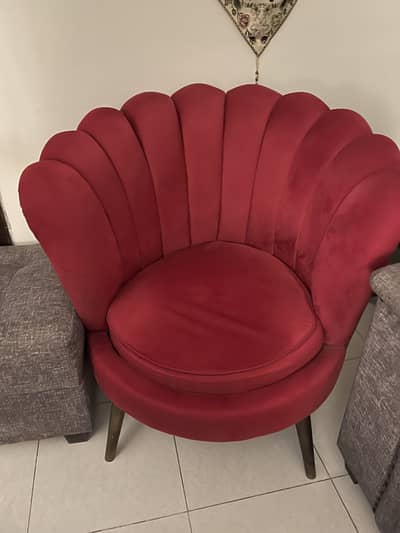 2 sofa chairs with coffee table
