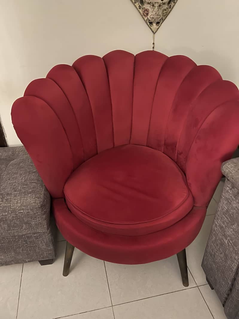 2 sofa chairs with coffee table 0