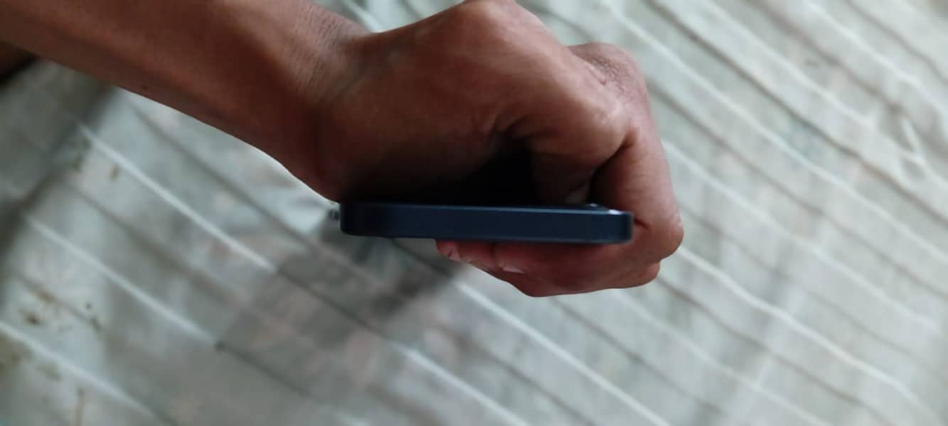 Apple iPhone 12 4