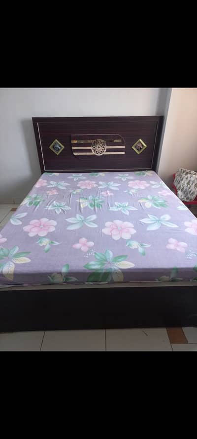 Bed with medicated mattress almost new